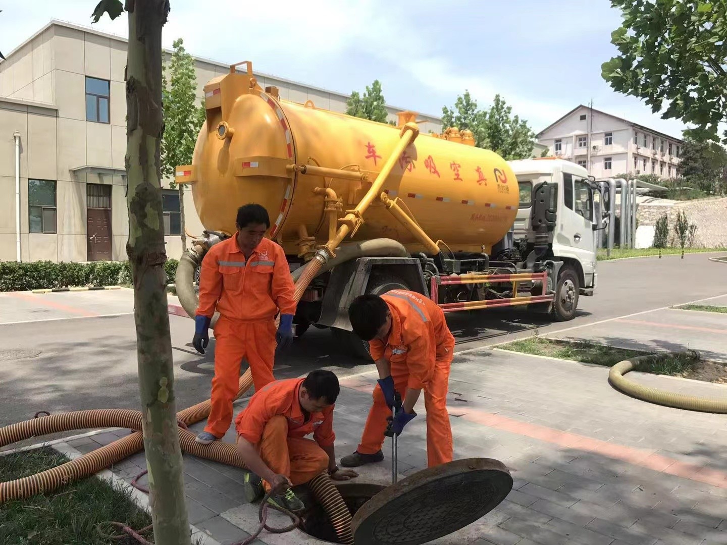 凤庆管道疏通车停在窨井附近