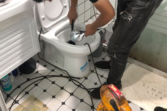 凤庆马桶堵塞自己疏通还是找师傅？专业上门服务让你省时更省心